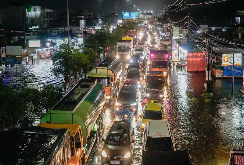 Arus lalu lintas kendaraan bermotor di Jalan HR Soebrantas mengalami kemacetan panjang dari flyover Jalan Soekarno Hatta sampai simpang Jalan Suka Karya dikarenakan beberapa titik jalan tergenang banjir, Selasa (12/12/2023).