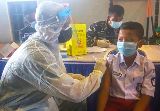 Petugas menyuntikkan vaksin kepada anak usia 12-17 tahun dalam acara serbuan vaksinasi berama Kodiklatal.