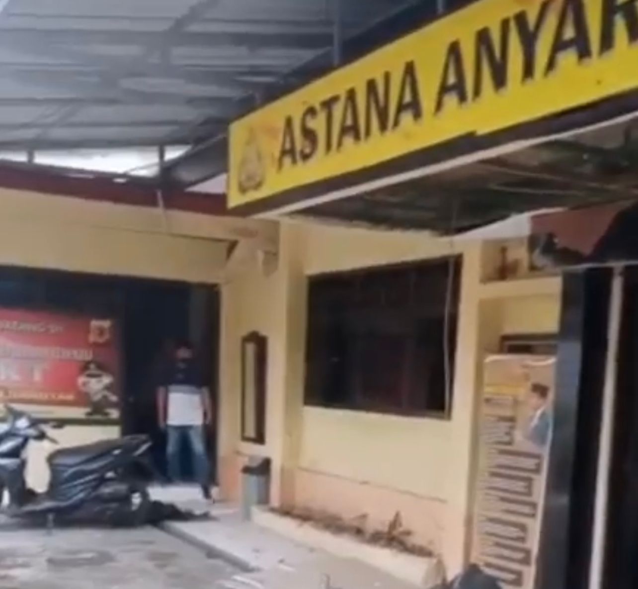 Tangkapan layar sesaat setelah bom meledak di Polsek Astana Anyar, Bandung, Jawa Barat, Rabu (7/12/2022) pagi.