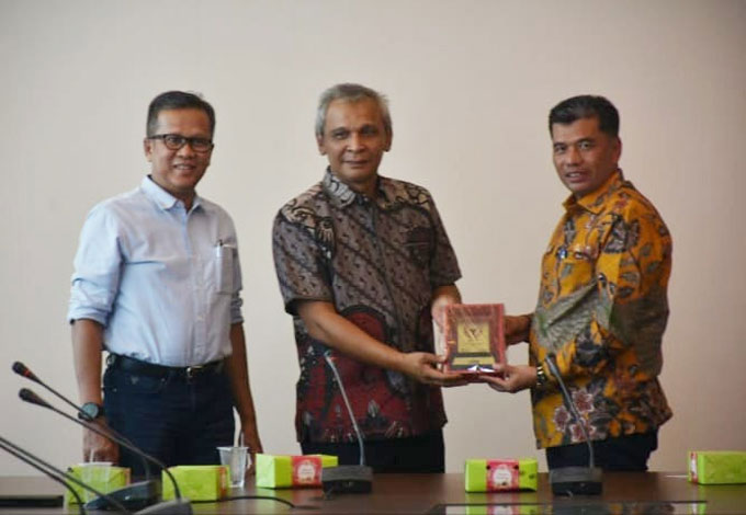 Direktur Utama PT Semen Padang Asri Mukhtar Datuak Tumangguang Basa (tengah) saat memberikan pelakat kepada Kabid Bina Marga Dinas PUPR Provinsi Riau Zulfahmi Abbas (kanan) dalam kunjungan silaturahmi di Pekanbaru, Kamis (19/1/2023) lalu.