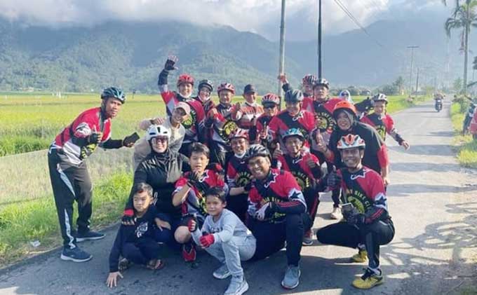 Anggota Muhajirin Bike Club foto bersama usai gowes, baru-baru ini.