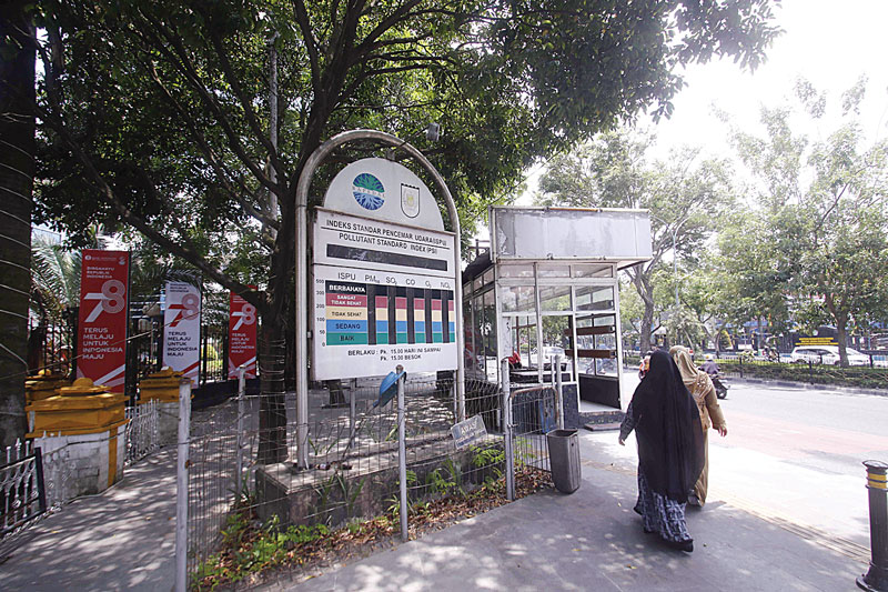 Papan Indeks Standar Pencemaran Udara (ISPU) di Jalan Jenderal Sudirman, depan Mal Pelayanan Publik tidak berfungsi. Foto diambil baru-baru ini.