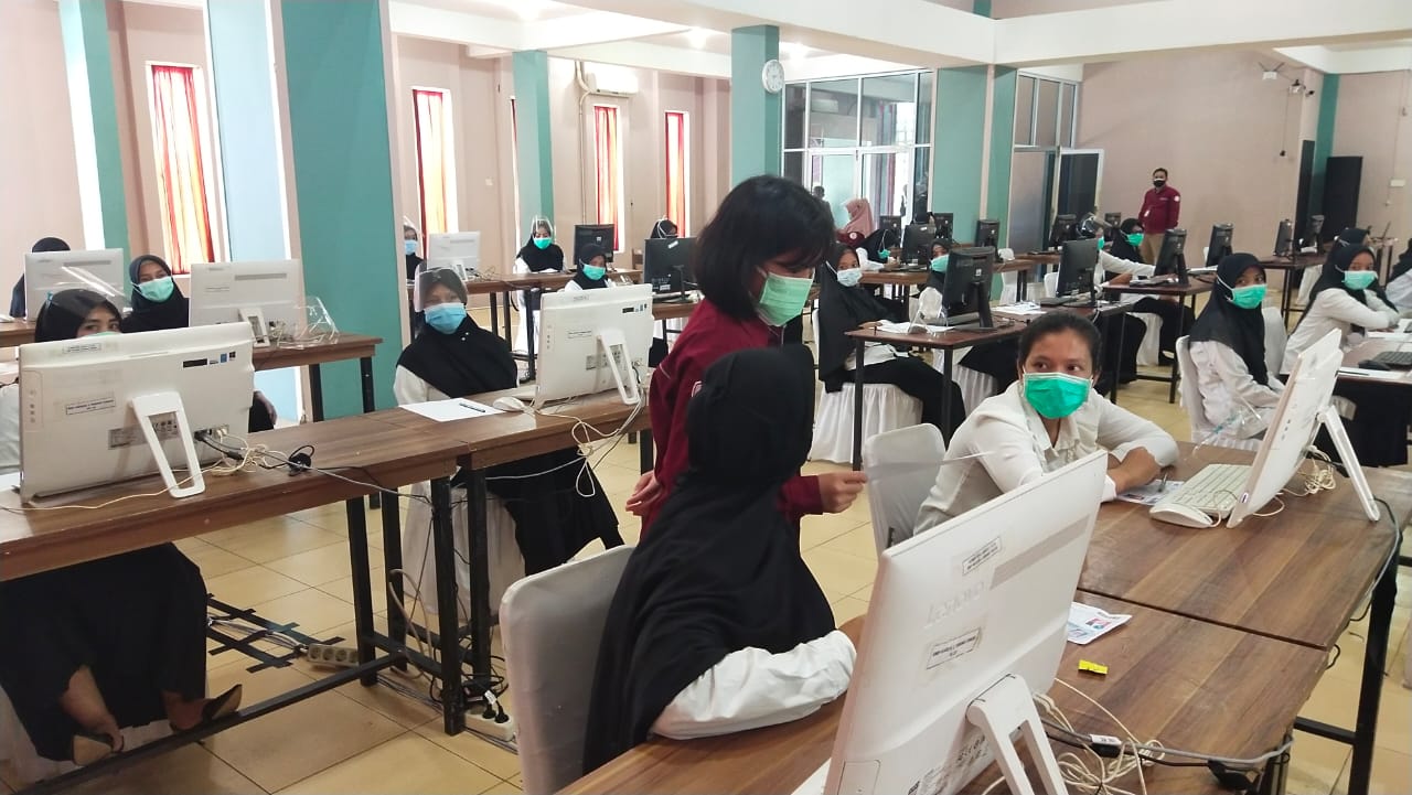 Sesi kedua 50 peserta lakukan persiapan beberapa menit sebelum berlangsungnya CAT SKB di Gedung Afifa Sport Meranti.(WIRA SAPUTRA/RIAUPOS.CO)