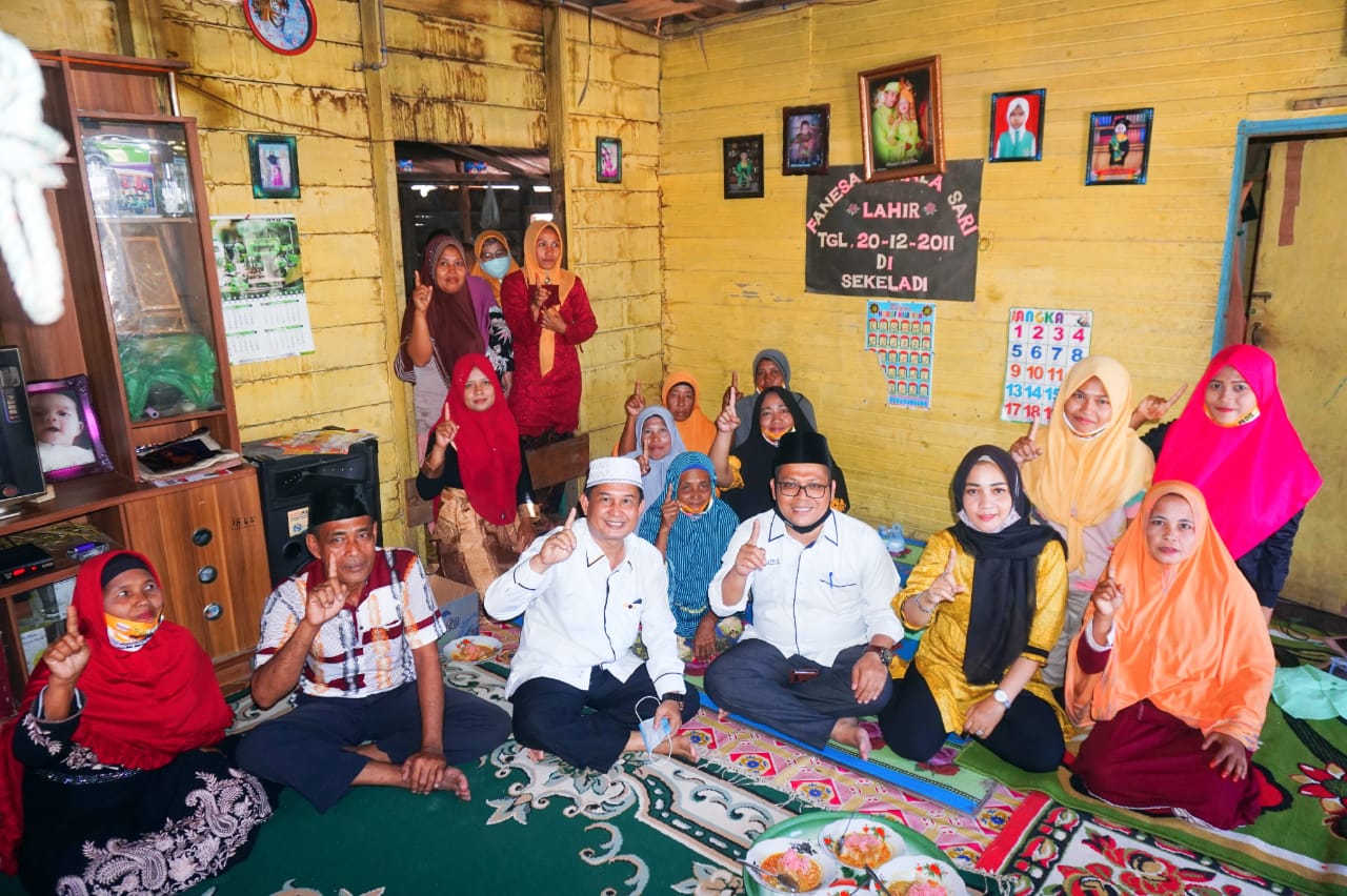 Cabup nomor urut 1, Cutra Andika SH dan istri Ledyana foto bersama pendukung usai kampanye dialogis di Kelurahan Sekeladi Kecamatan Tanah Putih, Rohil.(TIM CAMAR FOR RIAUPOS.CO)