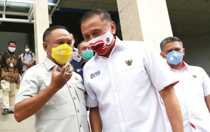 Menpora Zainudin Amali (kiri) dan Ketum PSSI Moch Iriawan di gedung Kemenpora, Jakarta beberapa waktu lalu.(JAWAPOS.COM)
