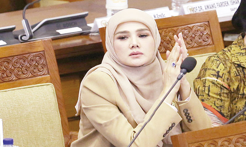 POLEMIK: Anggota DPR RI Mulan Jameela saat paripurna di Senayan beberapa waktu lalu. Polemik dengan rekan separtainya belum tuntas terkait kursi dewan yang didudukinya dari Dapil Jabar XI.(JPG)