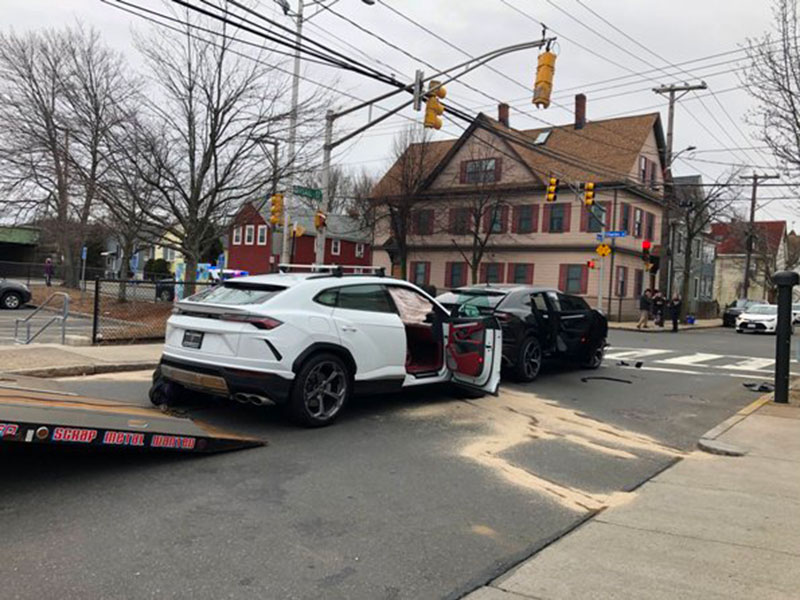 Lamborghini Urus hasil curian oleh bocah di bawah umur yang berakhir saling bertabrakan. (TWITTER/MICHAEL/HENRICH)