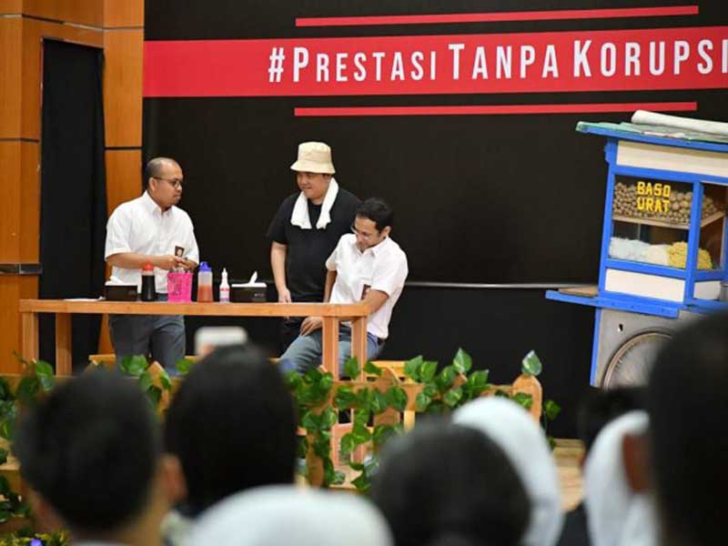 Menteri BUMN Erick Thohir, Menteri Pendidikan dan Kebudayaan Nadiem Makarim dan Menteri Pariwisata dan Ekonomi Kreatif Whisnutama Kusubandio bersama artis Bedu dan Sogy Indraduadja bermain dalam pentas #PrestasiTanpaKorupsi di SMK 57 Jakarta. (Biro Pers S