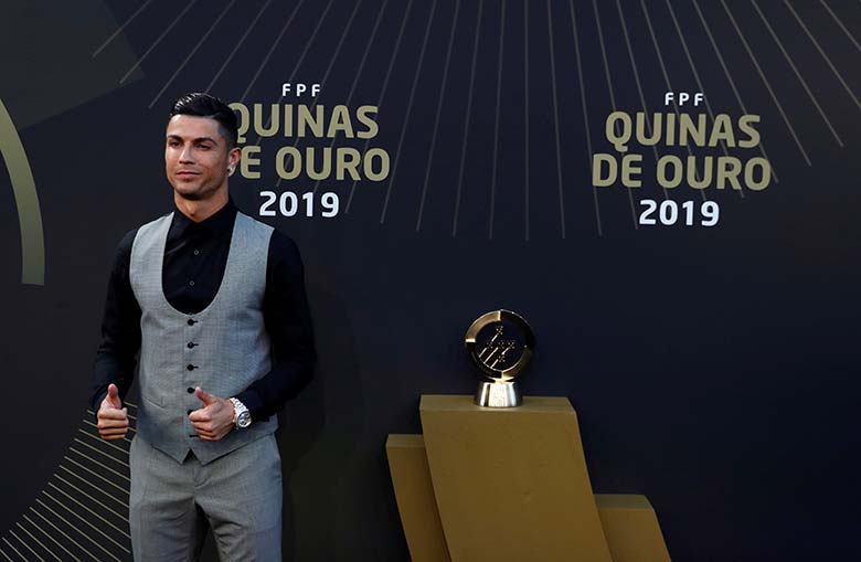 reuters RAIH PENGHARGAAN: Cristiano Ronaldo meraih penghargaan sebagai pemain terbaik Portugal, kemarin.