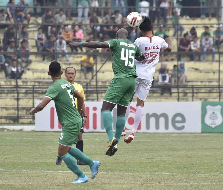 BERI PENGARAHAN: Direktur Utama PT PSPS Arsadianto Rahman memberikan pengarahan kepada pemain di Stadion Rumbai, Kamis (20/6/2019).