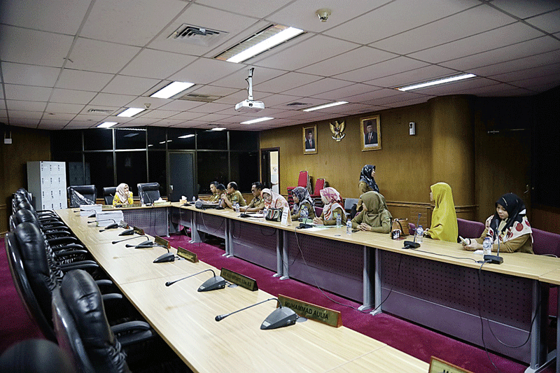 Wakil Ketua Komisi V DPRD Riau Karmila Sari saat bertemu dengan perwakilan guru yang mendapatkan beasiswa pendidikan, Selasa (29/8/2023).