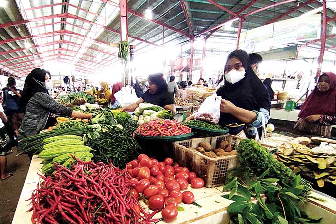 Warga berbelanja di Pasar Pagi Arengka, Pekanbaru, Senin (9/1/2023). Memasuki pekan kedua Januari 2023, harga sejumlah barang keperluan pokok mulai turun, namun nilai inflasi Kota Pekanbaru masih tinggi.