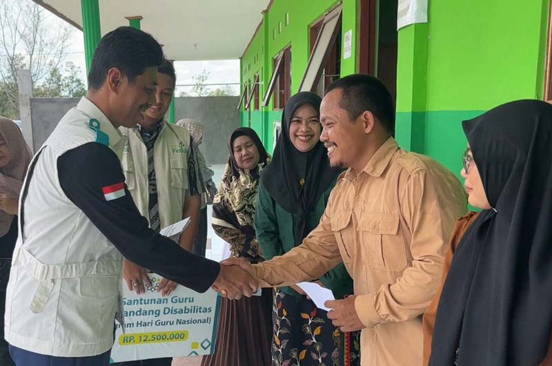 Senyum haru Sodikin (kaÂ­nan) setelah menerima kado manis dari YBM PLN UIP3B Kalimantan.