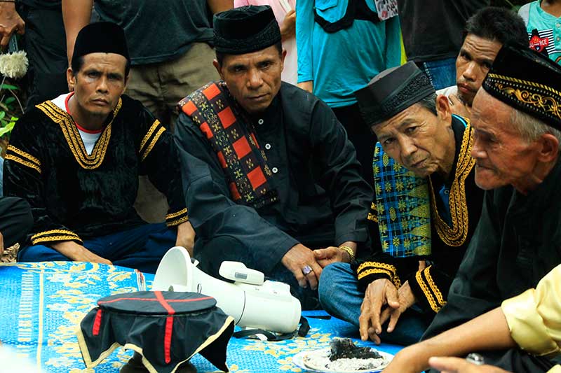 Suasana ziarah makam ramai diikuti datuk yang lain dan masyarakat Desa Tanjung Beringin.