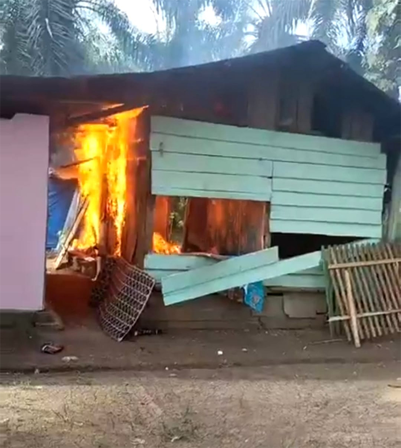 Video tangkapan layar dari Facebook Ismiana Adnan, puluhan emak-emak dari perwiritan Simpang D Desa Rambah, Kecamatan Rambah Hilir, Kabupaten Rohul melakukan siarang langsung saat melakukan aksi pembakaran salah satu kafe remang-remang yang berada di dala