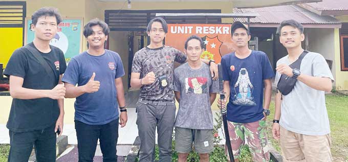 Zulfani Pasha saat diamankan petugas Polsek Gantung, Belitung Timur, Bangka Belitung, Senin (1/5/2024). Foto kiri, barang bukti samurai yang digunakan.