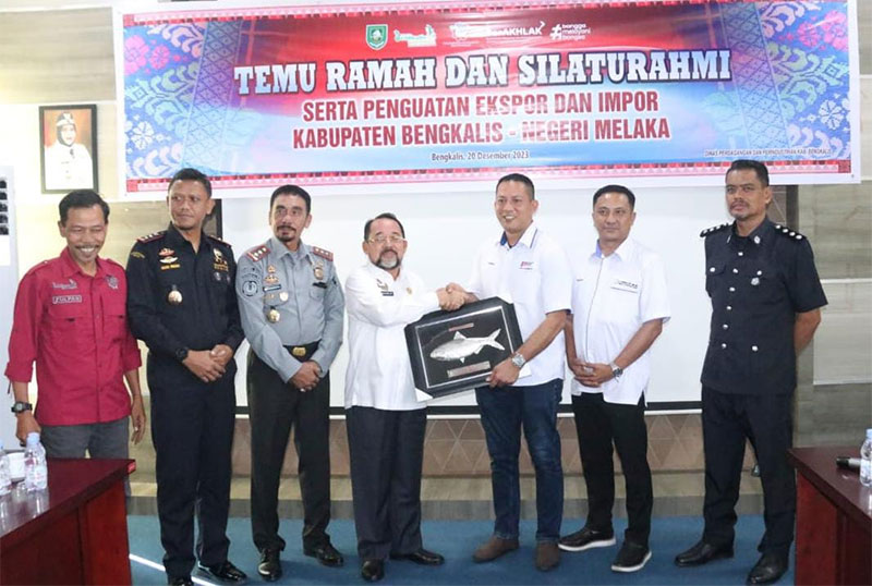 Staf Ahli Bupati Bengkalis H Bustami HY menyerahkan cendera mata kepada tamu pengusaha dari Negeri Melaka Malaysia di ruang pertemuan Disdagprin Bengkalis, Rabu (20/12/2023).
