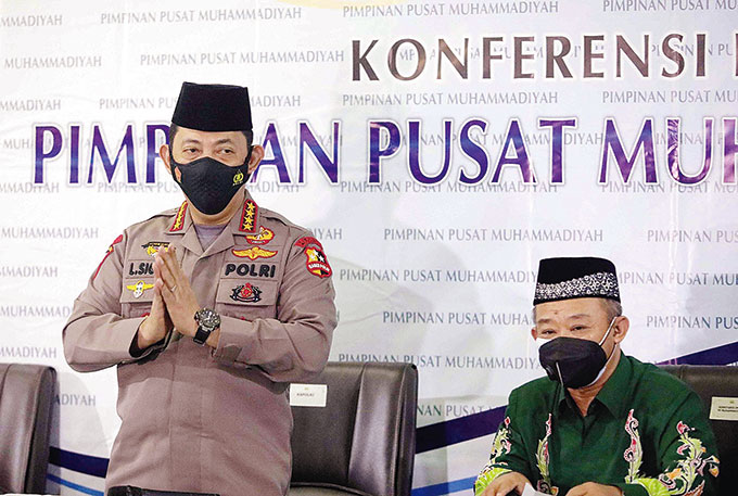 Kapolri Jenderal Polisi Listyo Sigit Prabowo bersama Sekretaris Umum PP Muhammadiyah Abdul Muti saat konferensi pers seusai melakukan pertemuan di kantor PP Muhammadiyah, Menteng, Jakarta Pusat, Jumat (29/1/2021). (FEDRIK TARIGAN/JPG)