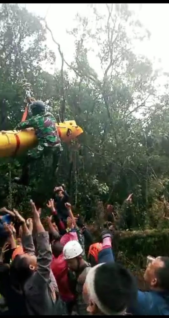 Proses evakuasi Kapolda Jambi Irjen Pol Rusdi Hartono oleh Tim SAR Gabungan dengan menggunakan tandu dan dikawal personel hingga sampai ke helikopter, Selasa (21/2/2023).