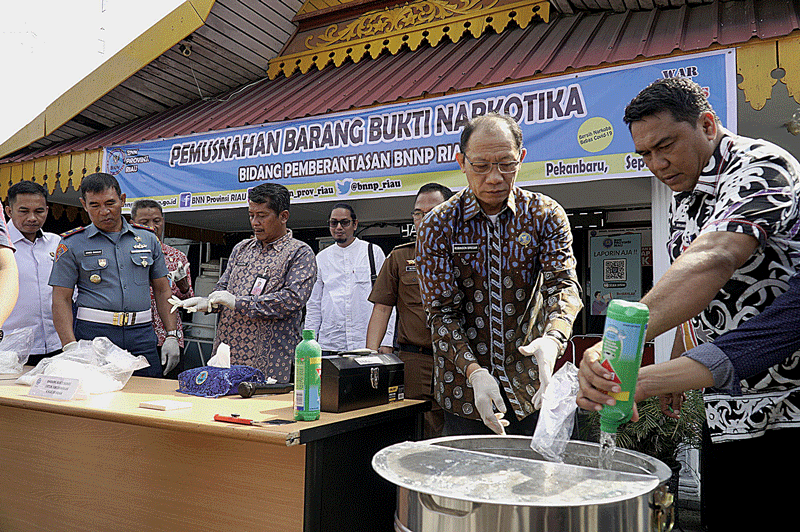 Badan Narkotika Nasional (BNNP) Provinsi Riau melakukan pemusnahan barang bukti sabu-sabu sebanyak 4.908,92 gram, Kamis (21/09/2023). Pemusnahan barang bukti di halaman BNNP Riau dihadiri Kepala BNNP Riau Brigjen Pol Robinson DP Siregar SH SIK didampingi
