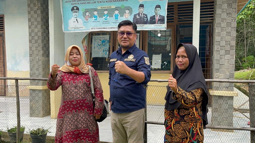 Kepala Dinas Kesehatan Kabupaten Kampar dr Zulhendra Dasat (tengah) saat  kunjungan ke Puskesmas Pembantu Desa Batu Sanggan, Kecamatan Kamparkiri Hulu, belum lama ini.