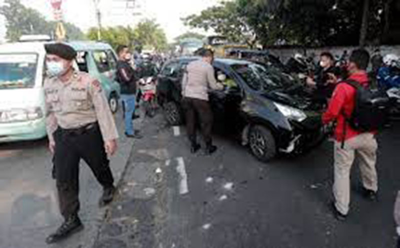 Petugas gabungan TNI dan Polri memutar balik kendaraan ke arah Tangerang, di pos penyekatan PPKM Darurat di kawasan Kalideres, Jakarta Barat, Senin (5/7).