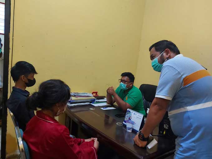 Kasatpol PP Dumai, Yudha Pratama Putra STp menginterogasi satu dari sembilan pasangan mesum yang diamankan Satpol PP Dumai, Kamis (14/10/2021).