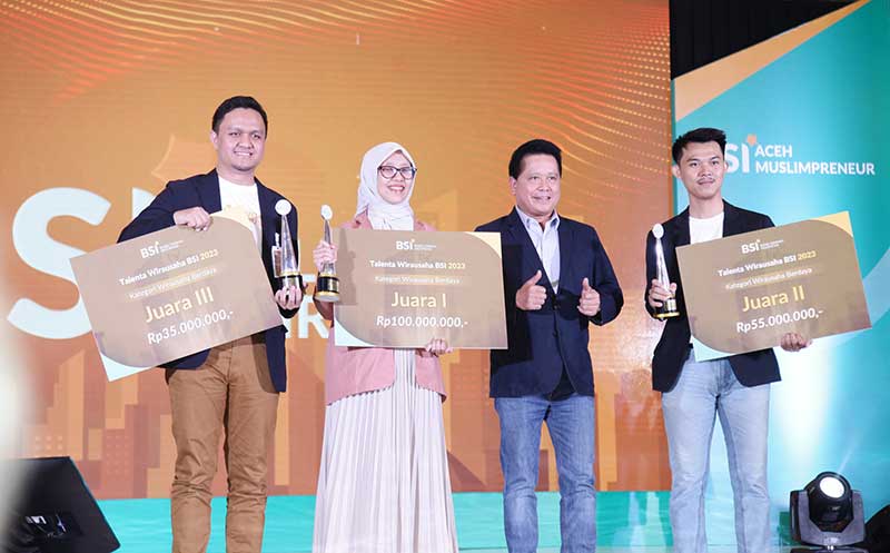 Direktur Utama PT BSI Tbk Hery Gunardi (kanan kedua) menyerahkan piagam penghargaan dan simbolis hadiah kepada para pemenang program Talenta Wirausaha BSI (TWB) pada acara Awarding Talenta Wirausaha BSI dan BSI Aceh Muslimpreneur 2023 di Pos Bloc Jakarta,