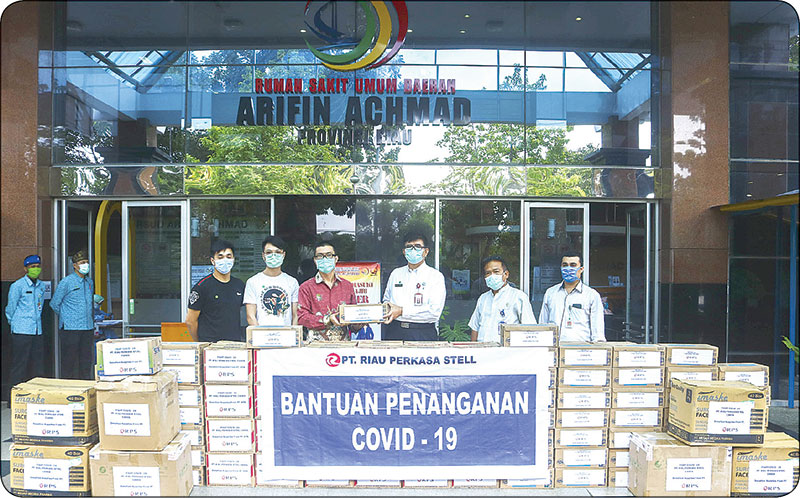 Penyerahan bantuan ke RSUD Arifin Achmad oleh perwakilan manajemen PT Riau Perkasa Steel yang diterima oleh Direktur RSUD Arifin Achmad dr H Nuzelly Husnedi MARS.