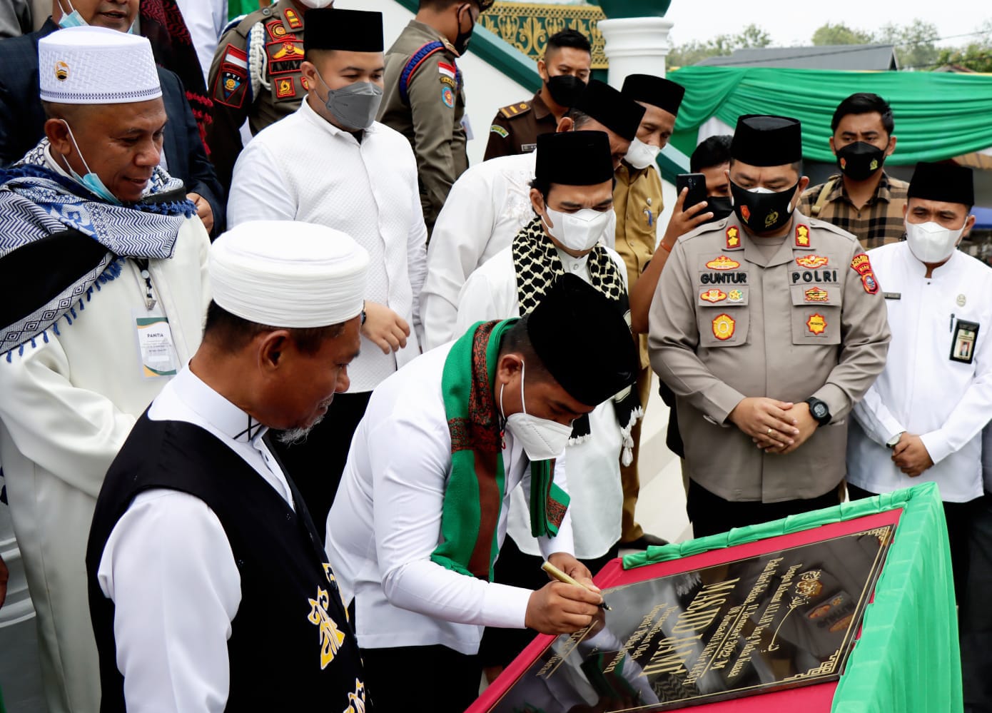 Bupati Pelalawan H Zukri disaksikan UAS menandatangani prasasti saat meresmikan Masjid Jamiâ€™ Pangkalan Kerinci, Selasa (11/1/2022) sore.