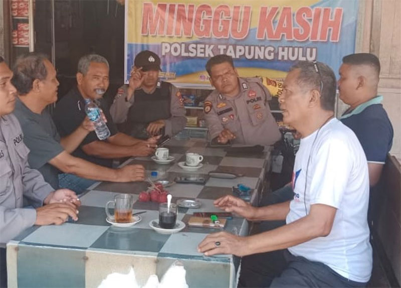 Kanit Samapta Bripka Sarjoko Sihombing bersama dua personel lainnya melaksanakan kegiatan Minggu Kasih terhadap masyarakat dan tokoh masyarakat Desa Sukaramai, Kecamatan Tapung Hulu, Kabupaten Kampar, Ahad (6/8/2023).