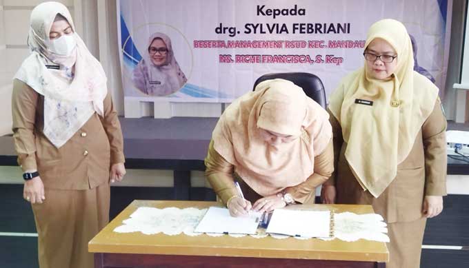 Direktur RSUD Kecamatan Mandau drg Sylvia Febriani menandatangani berita acara setijabÂ di ruang pertemuan RSUD Kecamatan Mandau, Selasa (7/3/2023).