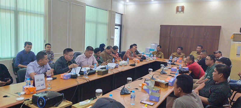 Wakil Ketua II DPRD Bengkalis Sofyan bersama anggota Banmus menggelar konferensi pers terkait persoalan membuat agenda Banmus yang tidak sesuai dengan tatib dewan di ruang rapat Banmus DPRD Bengkalis, Selasa (3/10/2023) siang.
