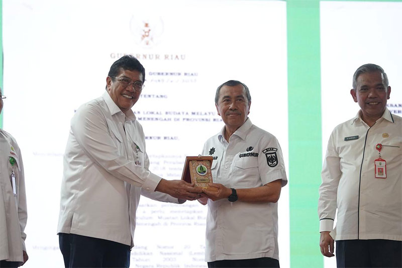 Gubri Syamsuar menerima plakat dari Deputi BRGM Tris Raditian usai launching kurikulum gambut dan mangrove, Rabu (1/11/2023).