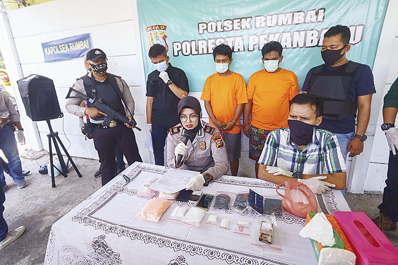 Kapolsek Rumbai AKP Viola Dwi Anggreni didampingi Kanit Reskrim Iptu Lukman saat ekspos pengungkapan narkoba dengan tersangka BS dan YK,  Kamis (6/8/2020). (EVAN GUNANZAR/RIAUPOS.CO)