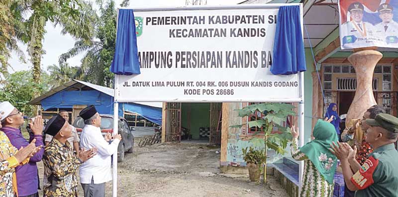 Bupati Siak Alfedri membuka selubung kampung persiapan Kandis Barat pemekaran dari Kampung Kandis pada Kamis (8/6/2023).