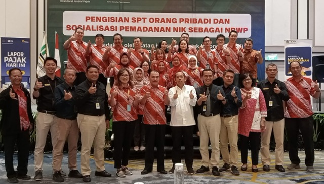 Ketua IKPI Cabang Pekanbaru Lilisen Chen (lima kiri depan) didampingi Kepala KPP Pratama Pekanbaru Senapelan Ronny Johanes Purba (lima kanan) dan Kepala KPP Pratama Pekanbaru Tampan Imam Teguh Suyudi (baju putih) foto bersama anggota IKPI Cabang Pekanbaru