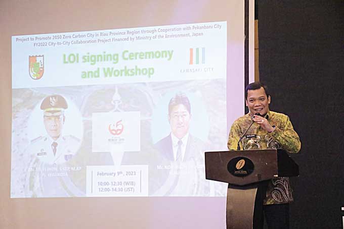 Pj Wako Pekanbaru Muflihun menyampaikan sambutan saat penandatanganan kerja sama Kota Pekanbaru-Kawasaki terkait Zero Carbon City, Kamis (9/2/2023).