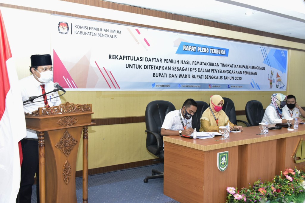 etua KPU Bengkalis Fadhillah Al Mausuly saat memimpin rapat pleno terbuka, Senin (14/9/2020). (ERWAN SANI/RIAUPOS.CO)