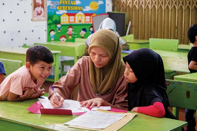 Orang tua calon peserta didik mendaftarkan anaknya di SDN 6 Pekanbaru, Senin (26/6/2023).