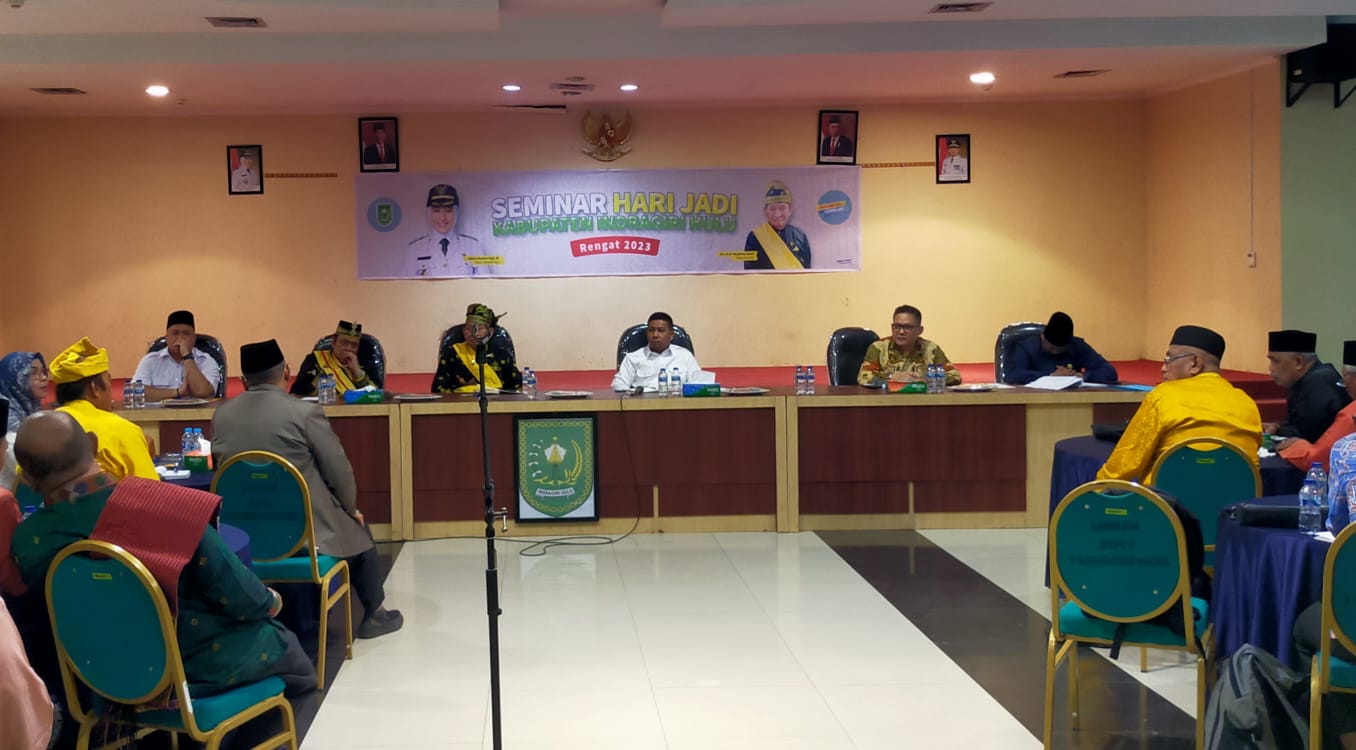 Ketua DPRD Inhu, Elda Suhanura SH MH, didampingi, Ketua LAM Provinsi Riau Datuk Seri Drs H Raja Marjohan Yusuf, Ketua PKRKI Datuk Raja H Maizir Mit, tokoh Riau, H Yopi Arianto SE, DR Panca Setyo Prihatin SIP MSi (moderator) dan Sekda Inhu, Ir H Hendrizal
