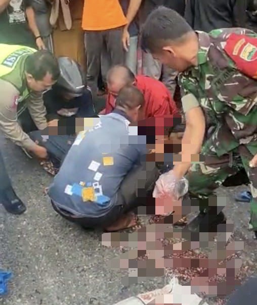 Warga mengevakuasi korban yang meninggal di tempat karena lakalantas di depan Pasar Air Tiris, Kecamatan Kampar, Kabupaten Kampar, Senin (13/2/2023).