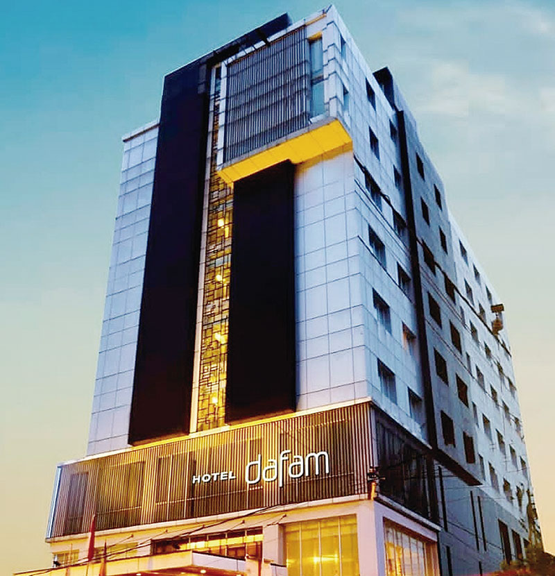 Hotel Dafam Pekanbaru terlihat gemerlap di malam hari.(HOTEL DAFAM FOR RIAUPOS.CO)