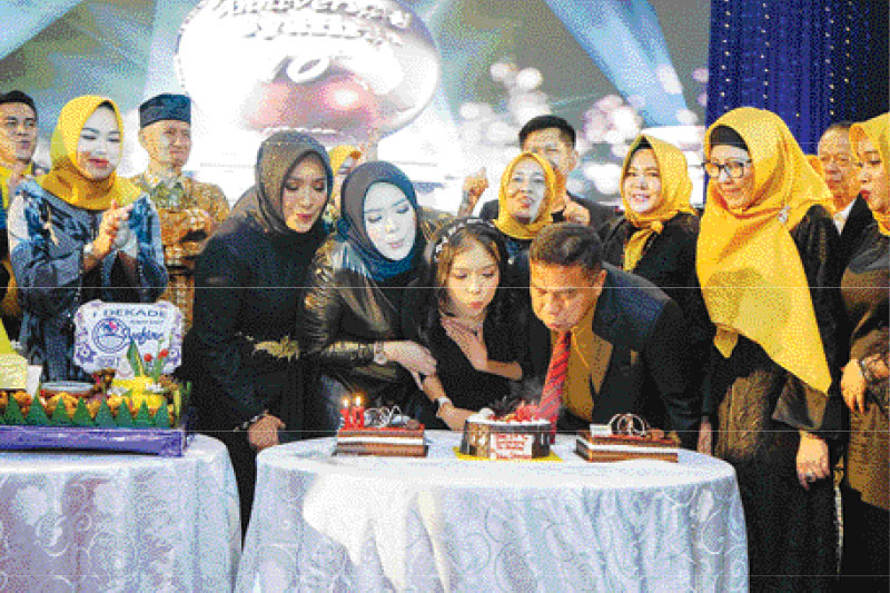 Pemilik RS Syafira dr Khairul Nasir Sp.OG didampingi sang istri Lucky Kartika Sari SE dan anak meniup lilin kue ultah ke-10 disaksikan Direktur RS Syafira dr Rina Elfiani, keluarga dari pemilik RS Syafira serta jajaran manajemen di Grand Ballroom Hotel Pa