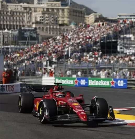 Charles Leclerc saat membalap di Sirkuit Monte Carlo, GP Monaco, Minggu (28/5). Dia menilai Ferrari sangat tertinggal dari tim lain dalam persaingan Formula 1 musim ini.