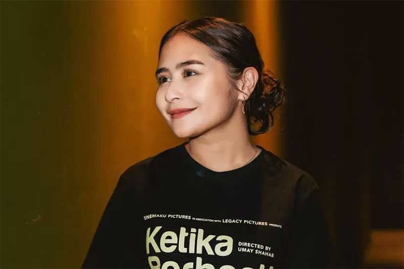 Prilly Latuconsina saat promosi film Ketika Berhenti di Sini.