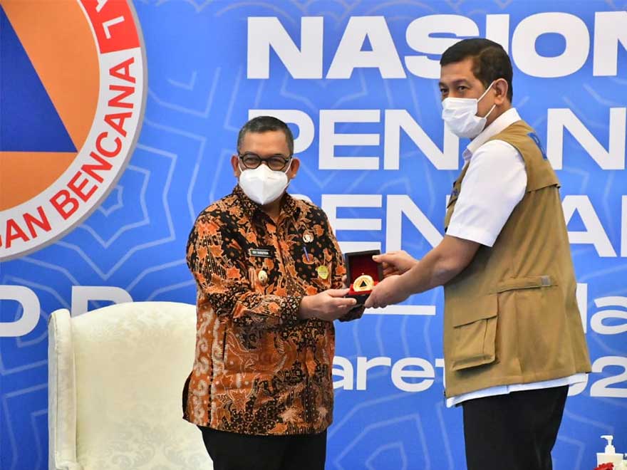 Wagubri Edy Natar Nasution saat menerima plakat dari Kepala BNPB RI Doni Monardo di Jakarta, Jumat (5/3/2021).
