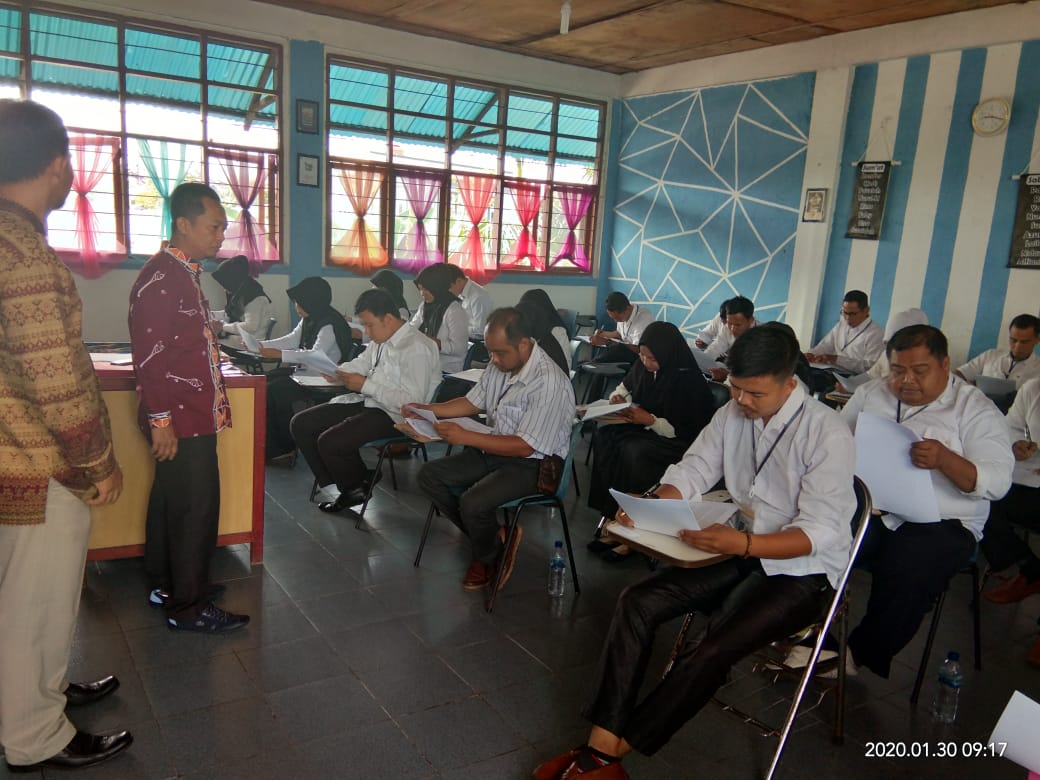Tim Pansel PPK KPU Meranti memantau seleksi tertulis ratusan peserta belum lama ini, di STAI Nurul Hidayah Kecamatan Tebingtinggi.(WIRA/RIAUPOS.CO)