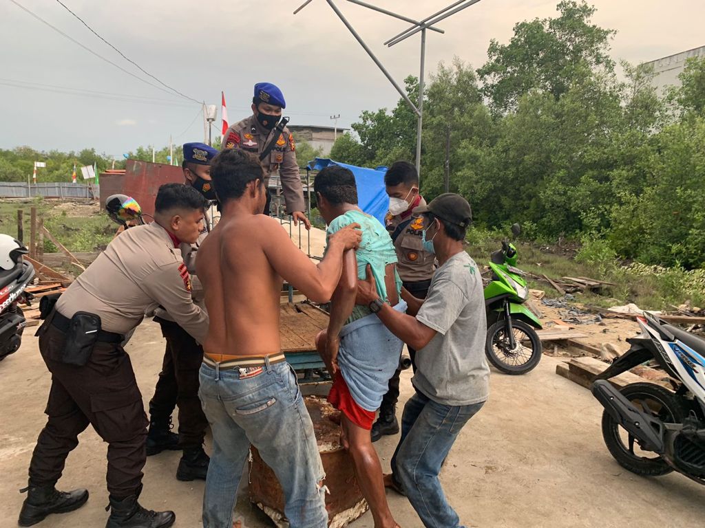 Korban dievakuasi saat kejadian di RSUD Kabupaten Kepulauan Meranti, Selasa (17/8/21) kemarin.