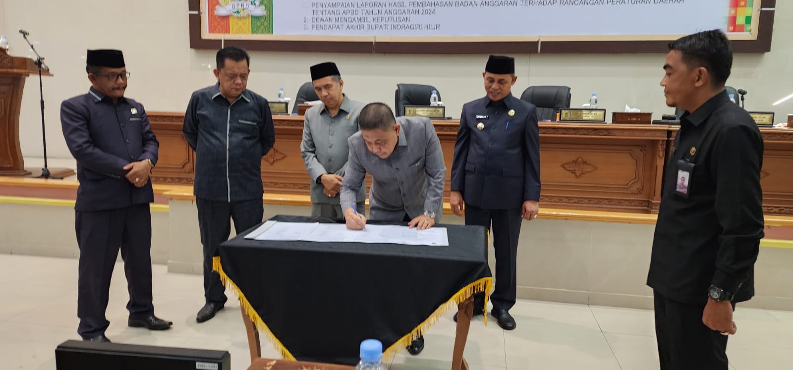 Wakil Ketua DPRD Inhil H Mariyanto, menandatangani berita acara pengesahan APBD 2024, Senin (27/11/23).